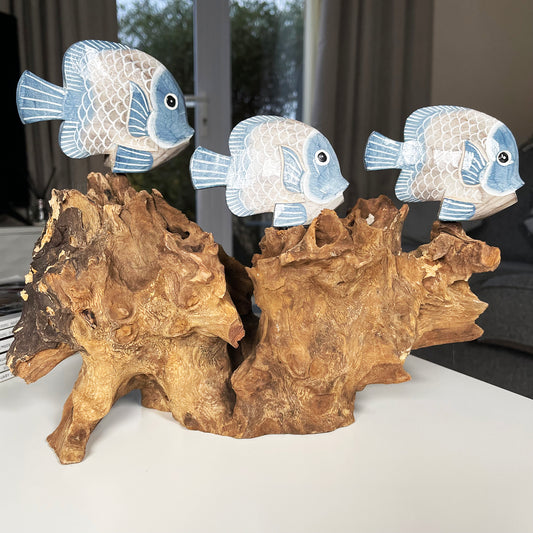 Blauer Fisch auf Teakwurzel-Korallenriff-Skulptur