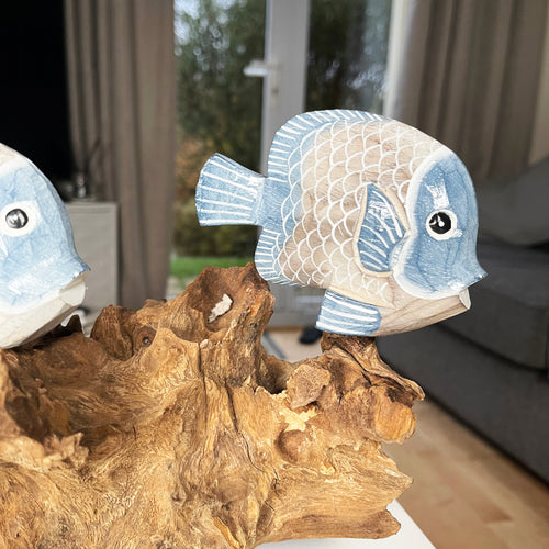 Blauer Fisch auf Teakwurzel-Korallenriff-Skulptur