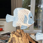 Blauer Fisch auf Teakwurzel-Korallenriff-Skulptur