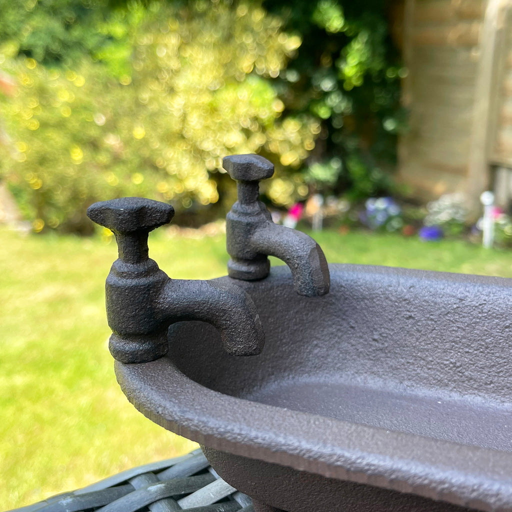 Badewannen-Vogelhäuschen aus Gusseisen für den Garten