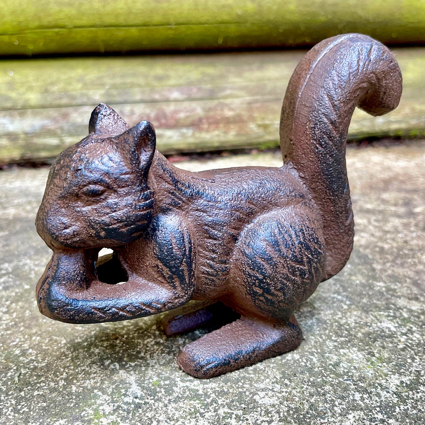 Gusseisernes Eichhörnchen, das Nuss isst
