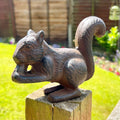 Gusseisernes Eichhörnchen, das Nuss isst