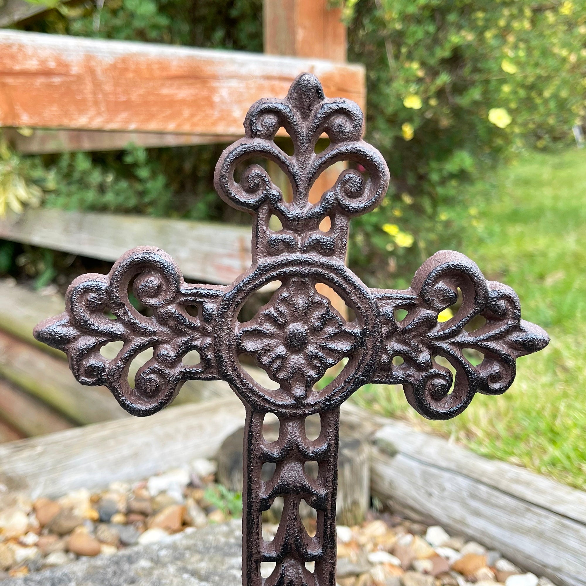 Gusseisernes Kreuz auf Ständer 28 cm
