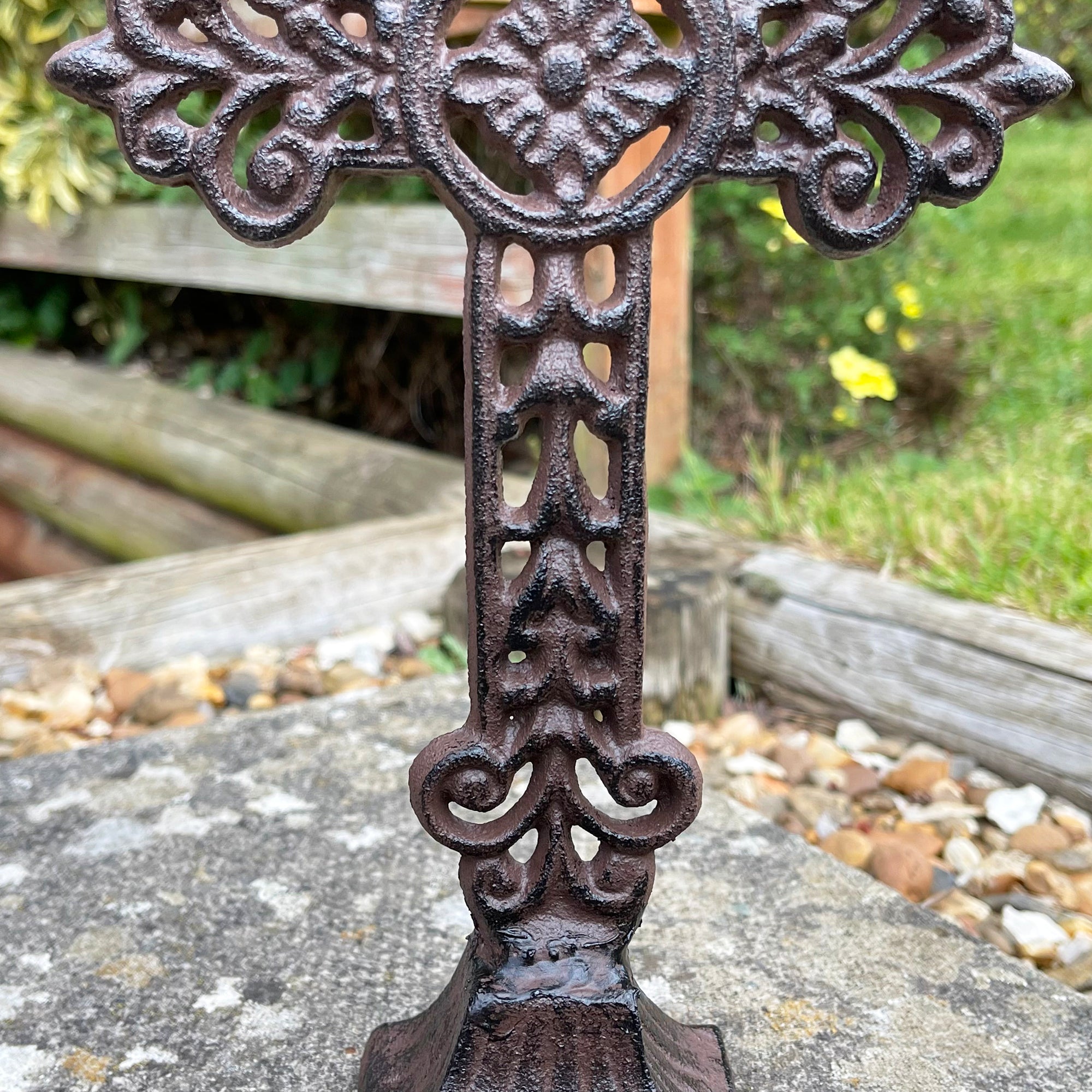 Gusseisernes Kreuz auf Ständer 28 cm