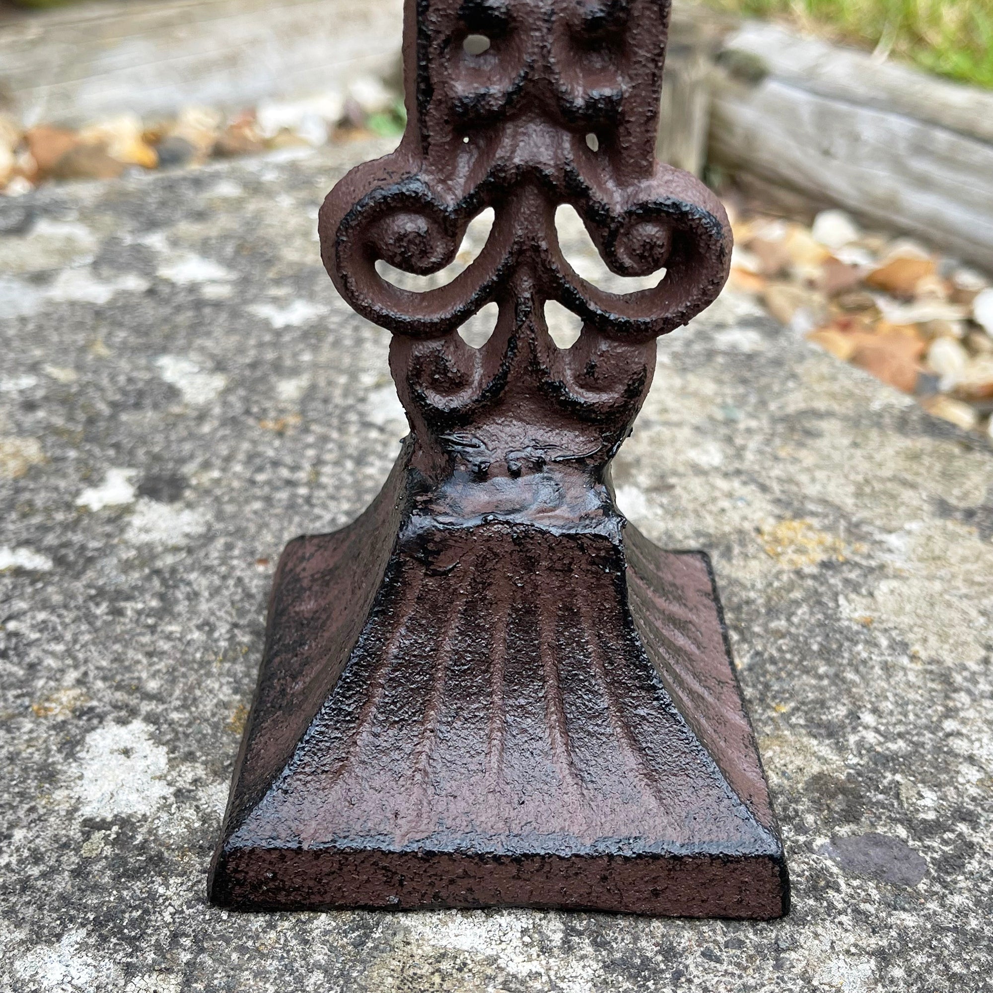 Gusseisernes Kreuz auf Ständer 28 cm
