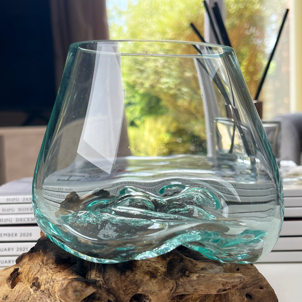 12 cm große geschmolzene Glasschale mit Teakholz-Wurzelständer