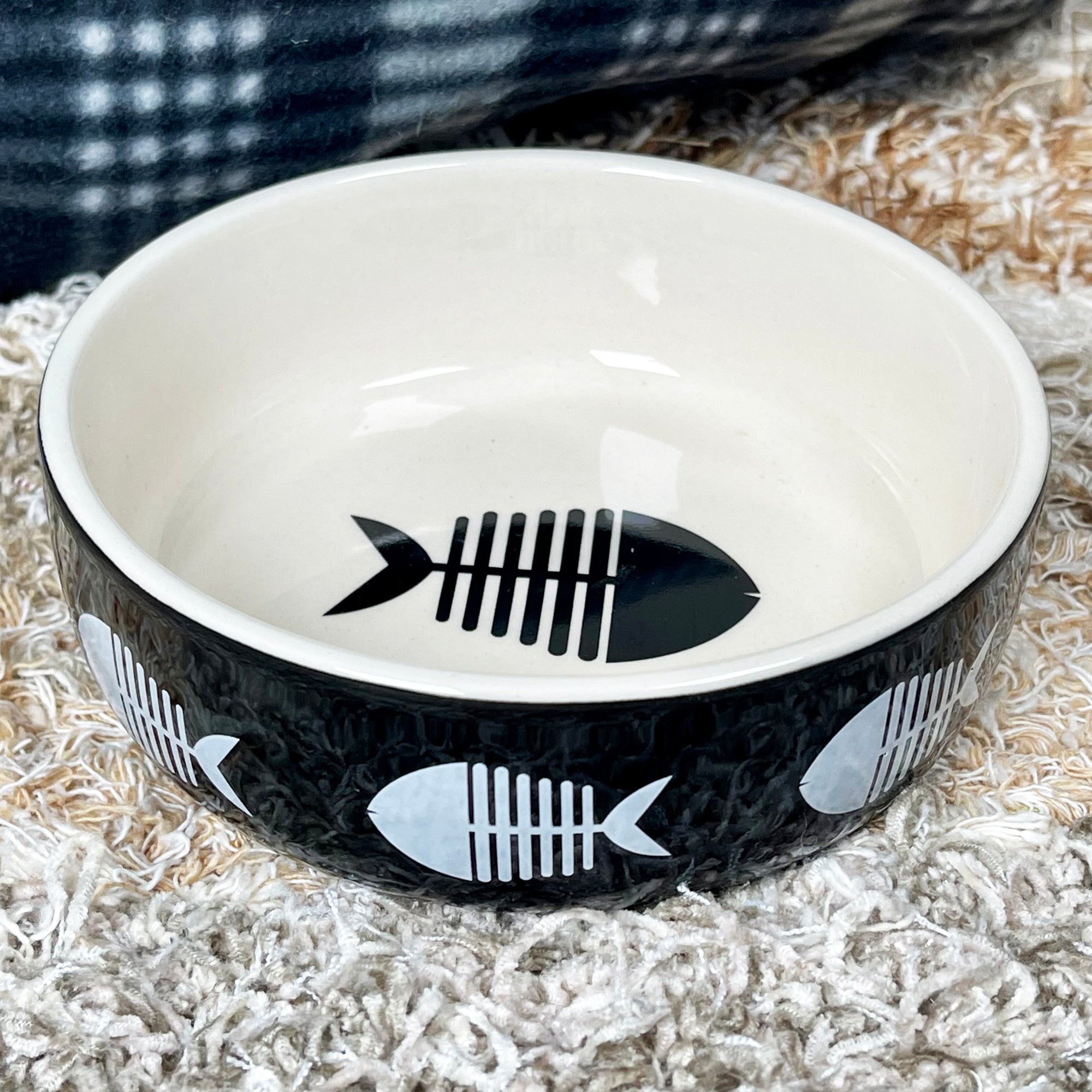 Schwarzer Fisch-Kontur-Katzennapf