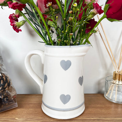 Verblasste graue Love Heart Krugvase