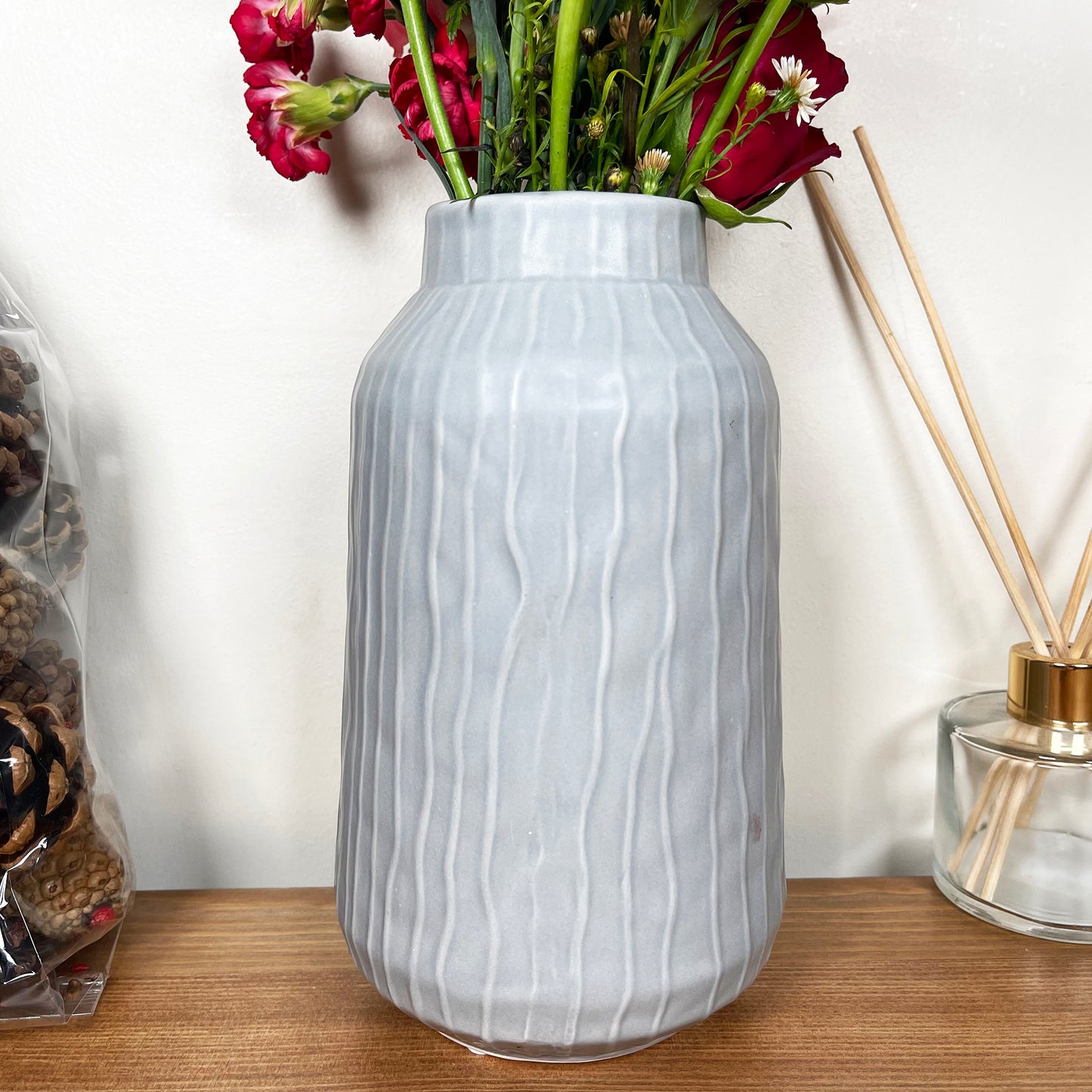 Gestreifte pastellgraue Vase