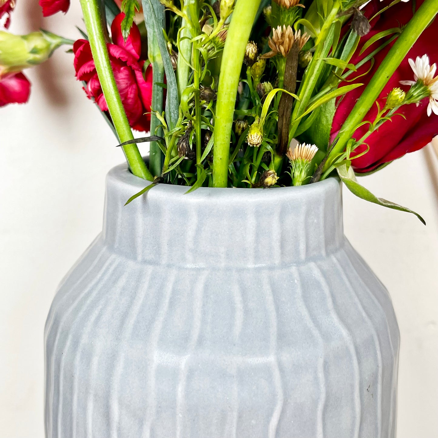 Gestreifte pastellgraue Vase