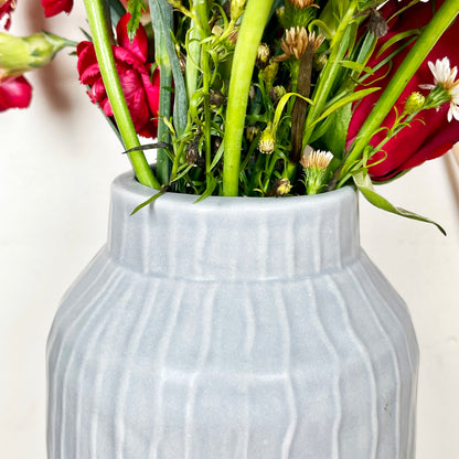 Gestreifte pastellgraue Vase