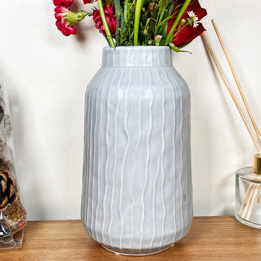 Gestreifte pastellgraue Vase