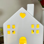 Leuchtende Keramik-Hausornamente mit Holzsockel