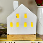 Leuchtende Keramik-Hausornamente mit Holzsockel