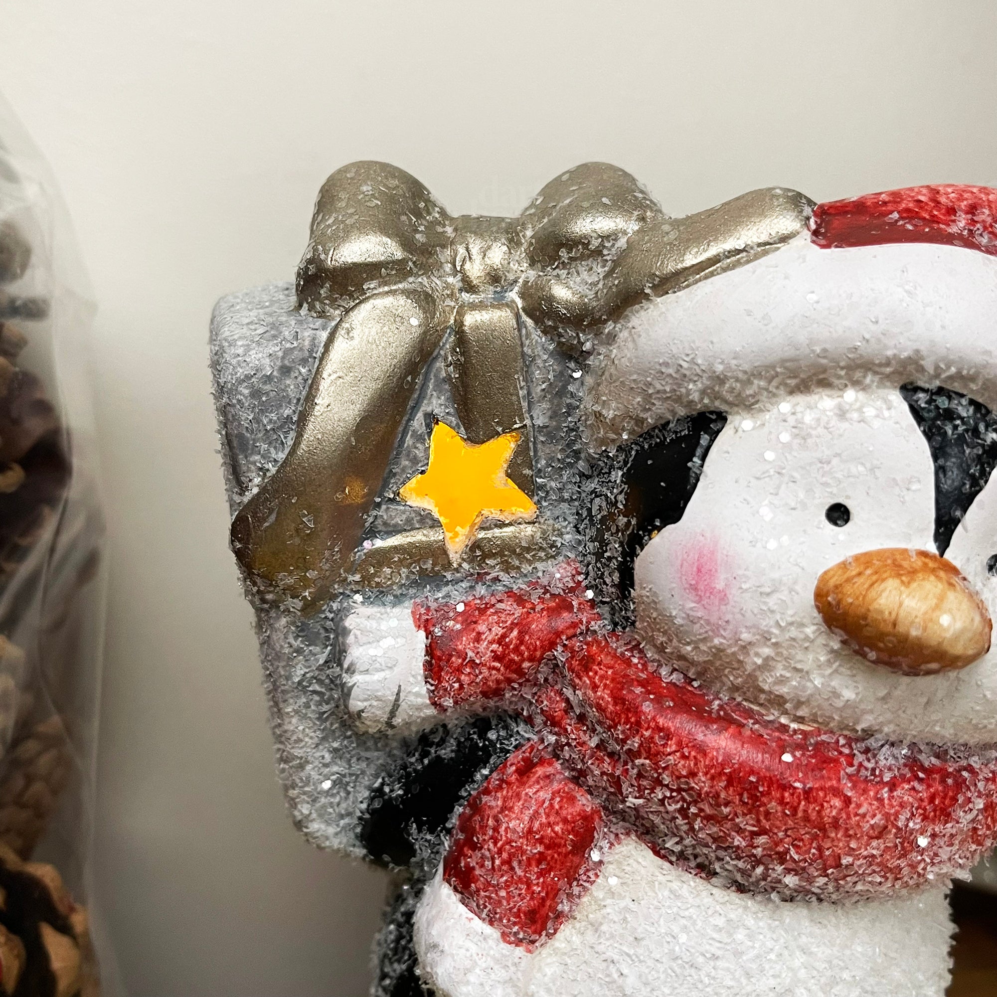 Leuchtende Pinguinfigur mit Geschenk