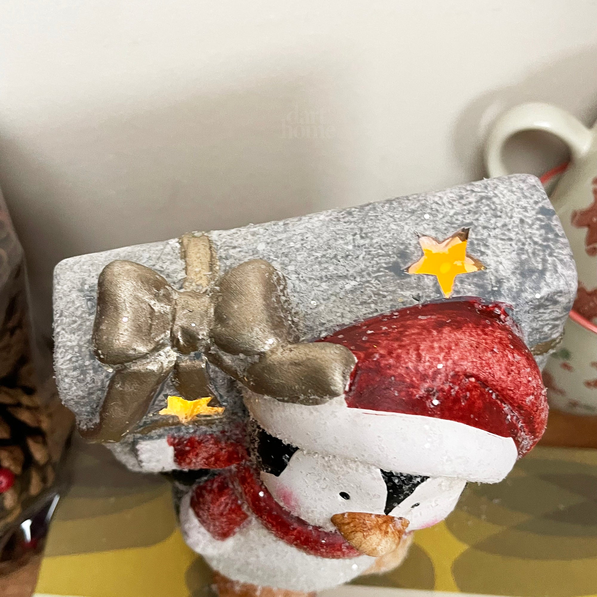 Leuchtende Pinguinfigur mit Geschenk