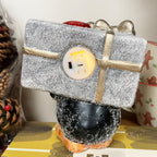 Leuchtende Pinguinfigur mit Geschenk