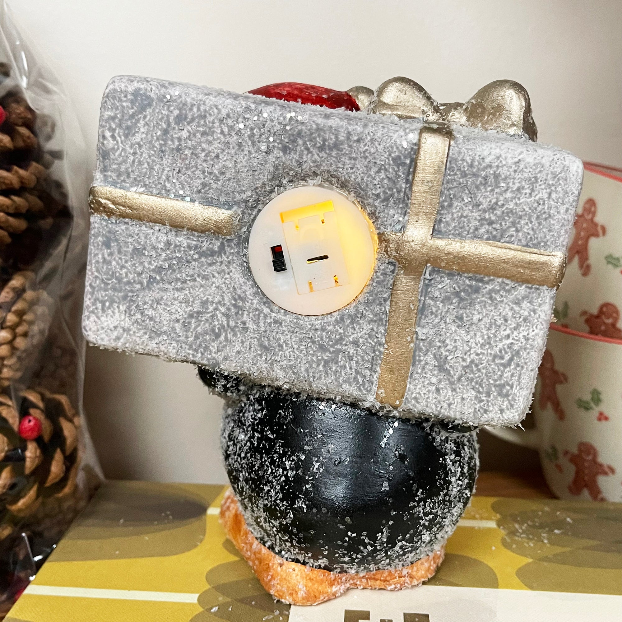 Leuchtende Pinguinfigur mit Geschenk
