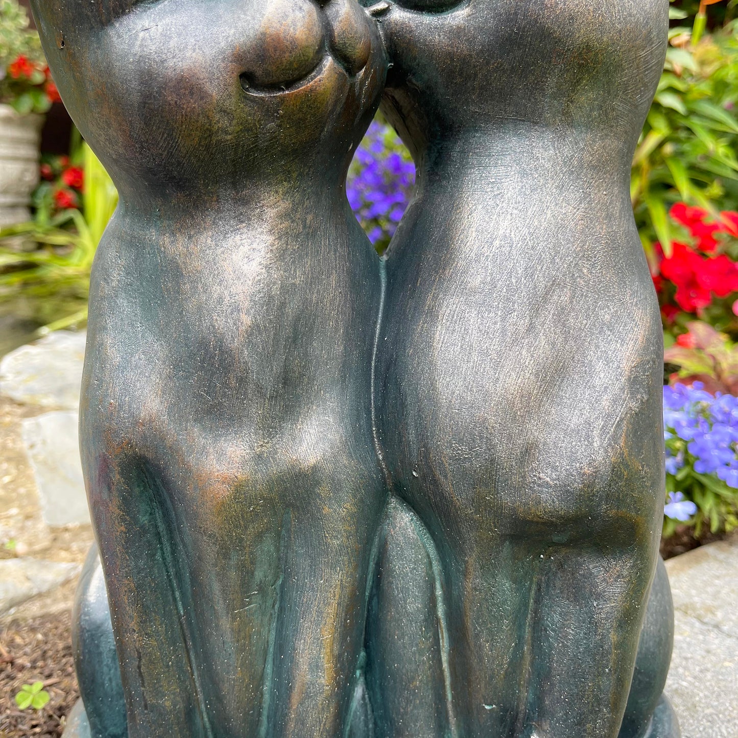 Gartenskulptur „Putzende Katzen“ aus Kunstharz