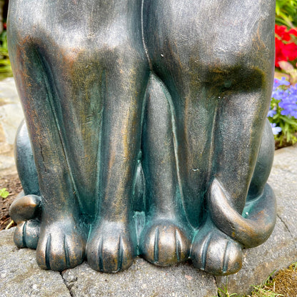 Gartenskulptur „Putzende Katzen“ aus Kunstharz