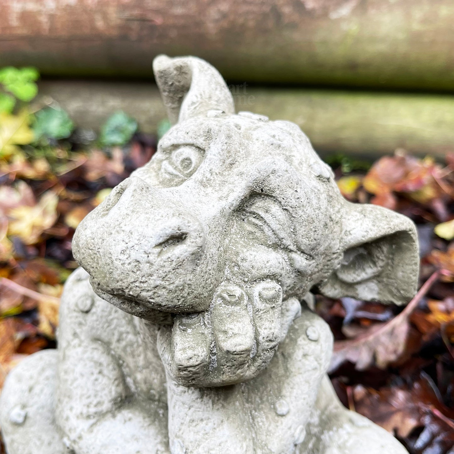 Ruhende Drachenstatue aus Stein