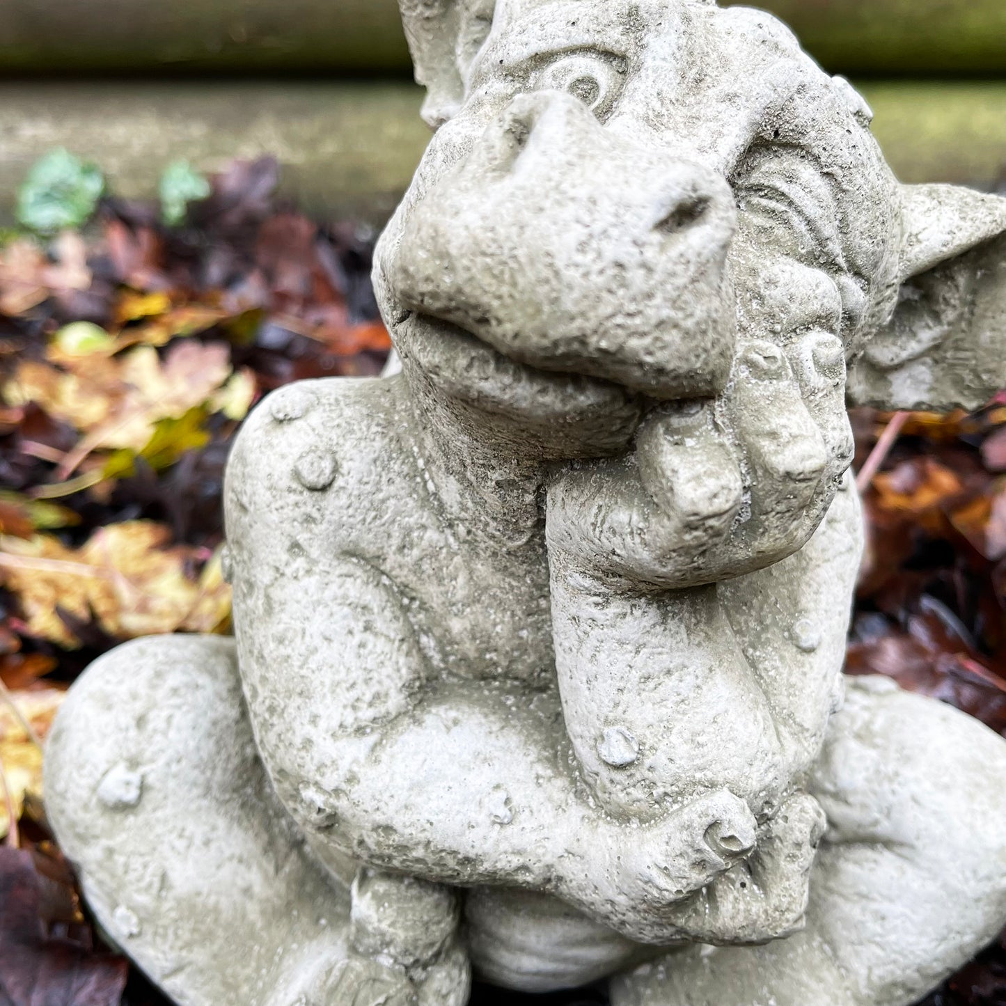 Ruhende Drachenstatue aus Stein