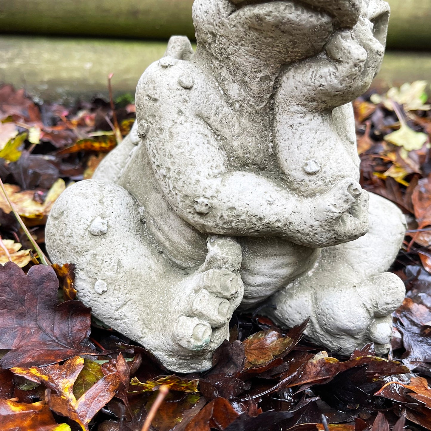 Ruhende Drachenstatue aus Stein