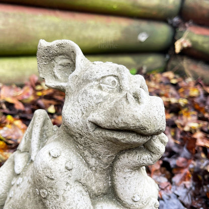 Ruhende Drachenstatue aus Stein