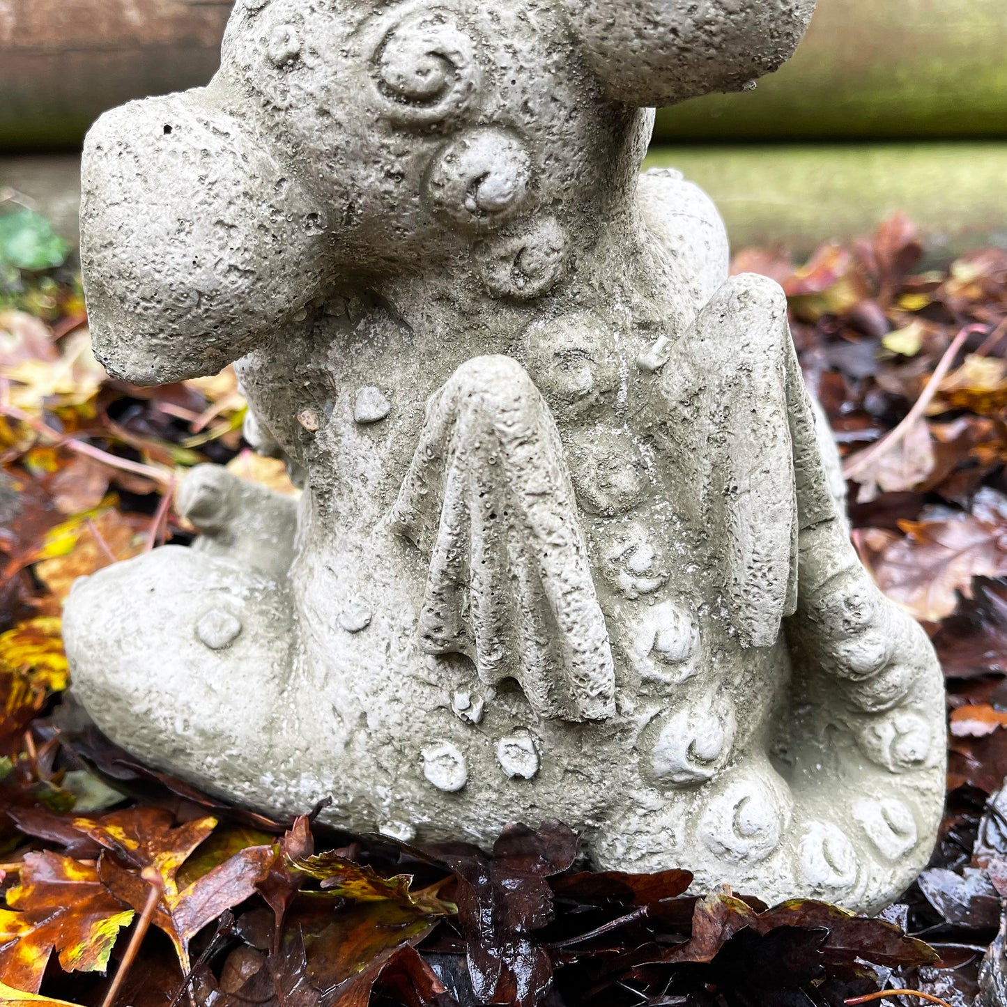 Ruhende Drachenstatue aus Stein