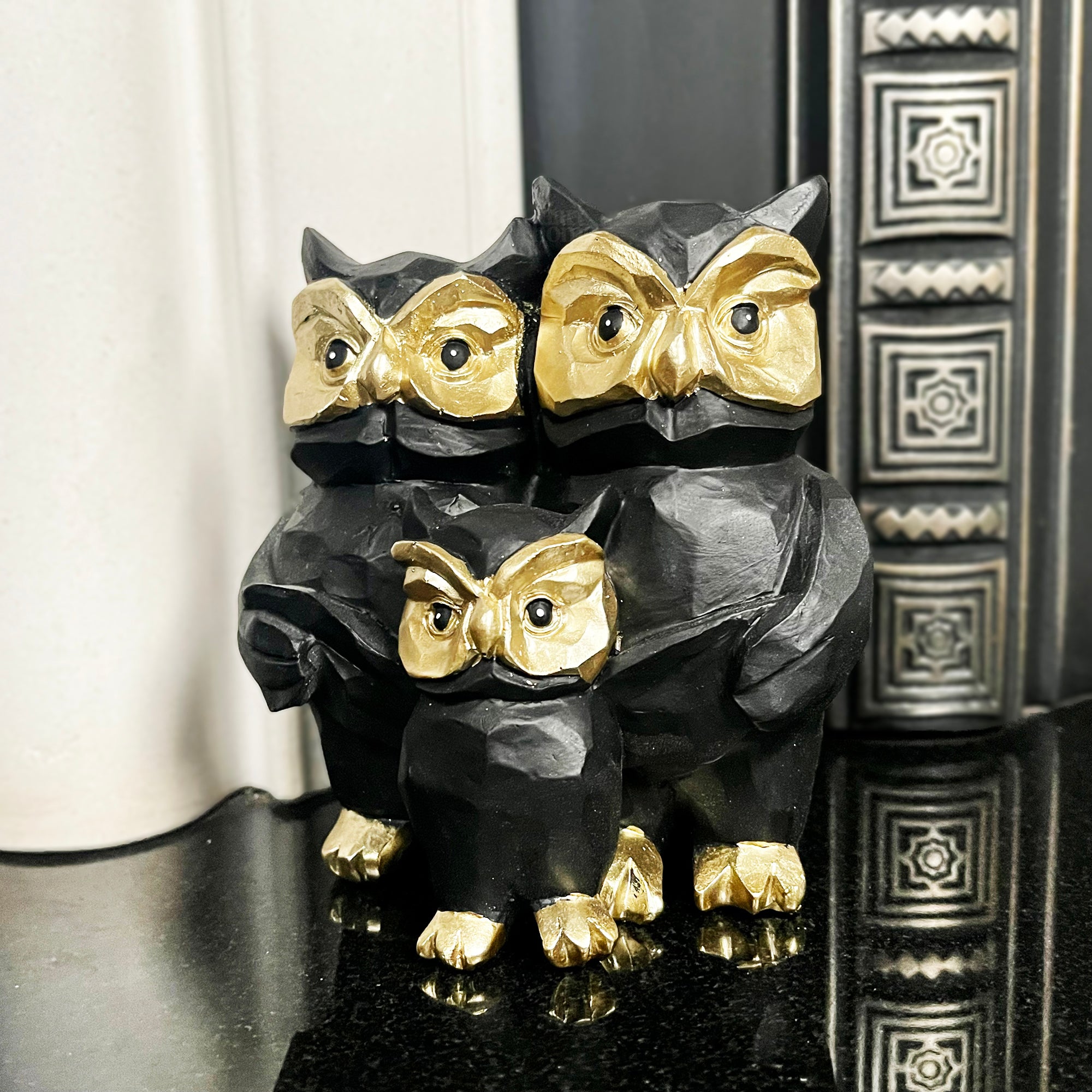 Schwarz-goldene Eulenfamilienfigur