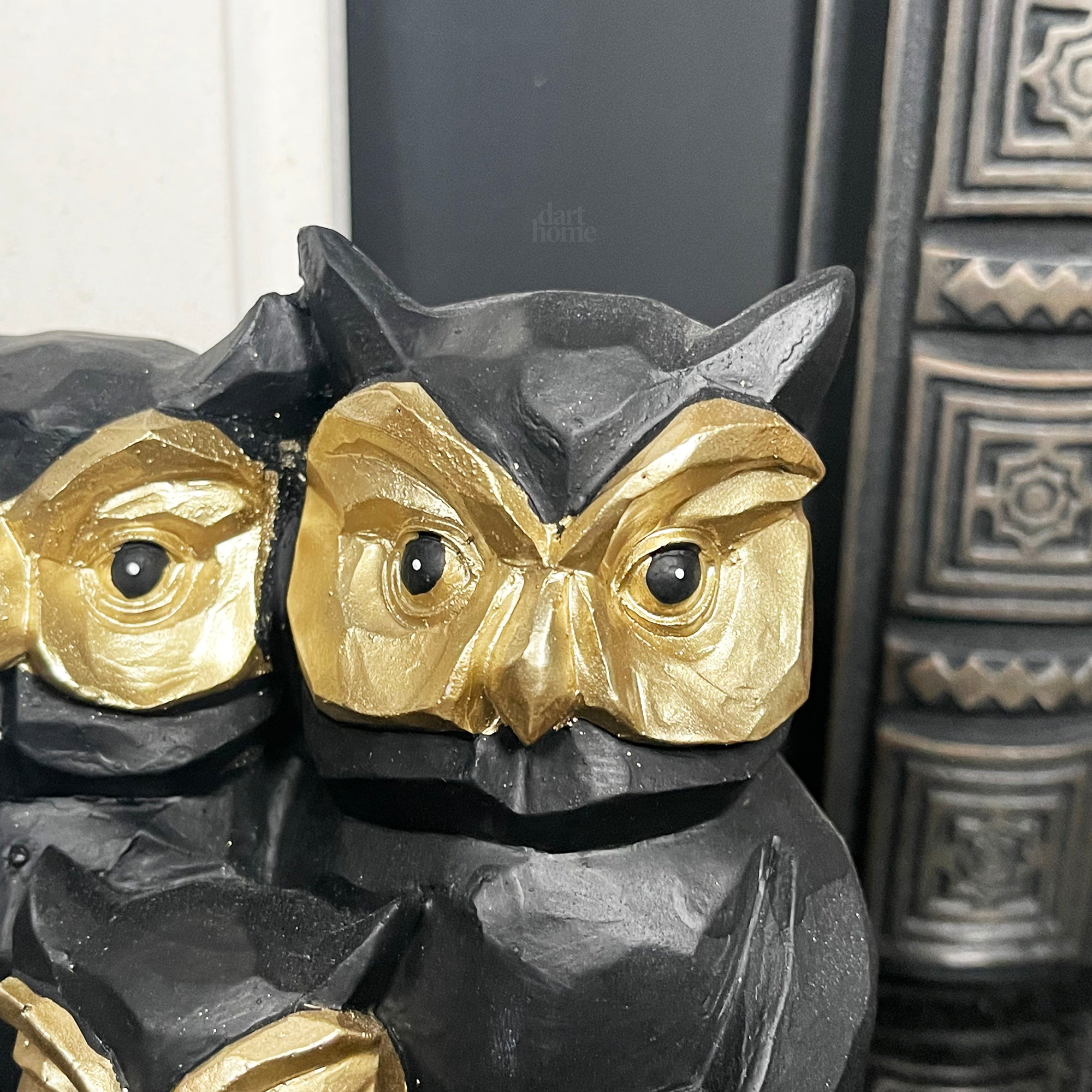 Schwarz-goldene Eulenfamilienfigur