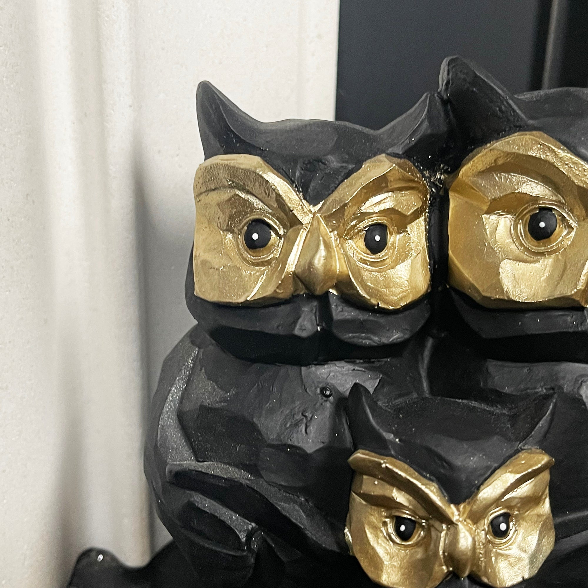 Schwarz-goldene Eulenfamilienfigur