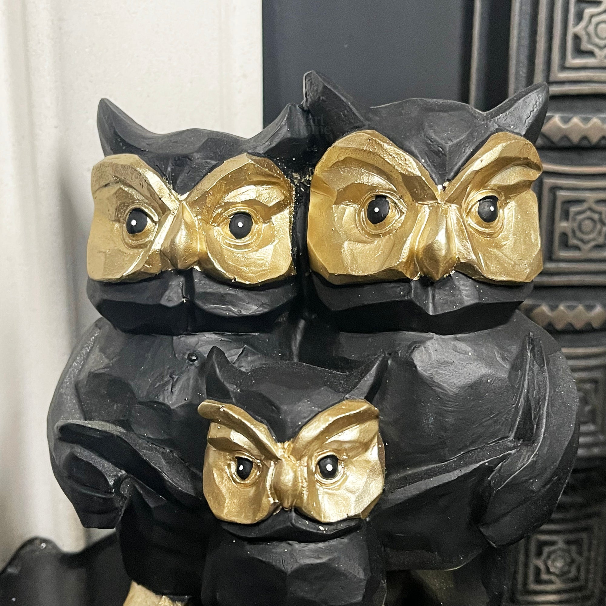 Schwarz-goldene Eulenfamilienfigur
