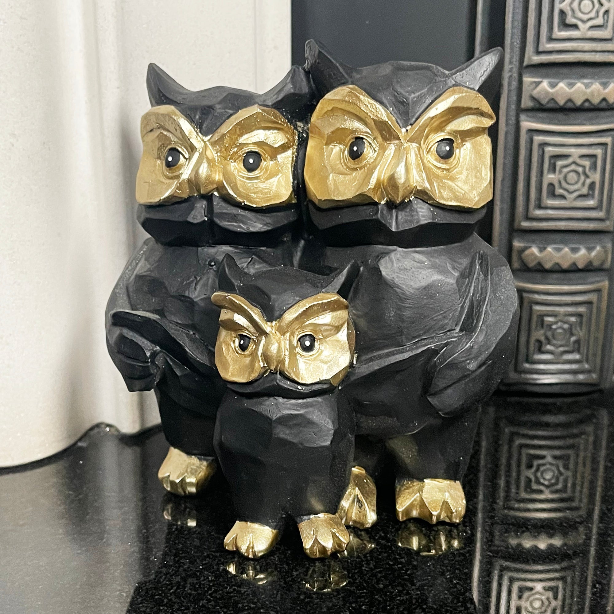 Schwarz-goldene Eulenfamilienfigur