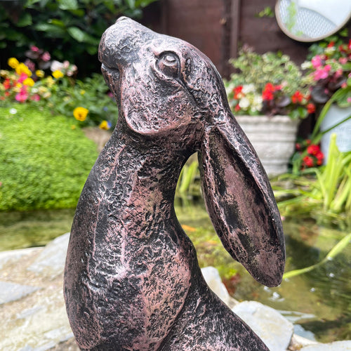 Bronzefarbener Garten-Hasen-Ornament mit Mondblick