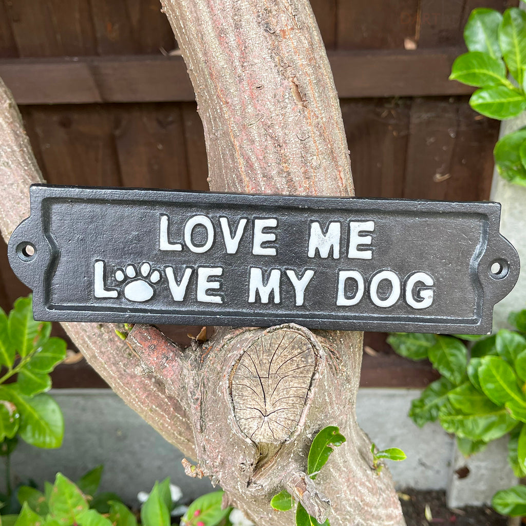Schwarzes Gusseisen-Wandschild „Love My Dogs“.