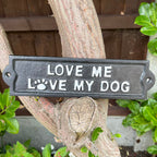 Schwarzes Gusseisen-Wandschild „Love My Dogs“.