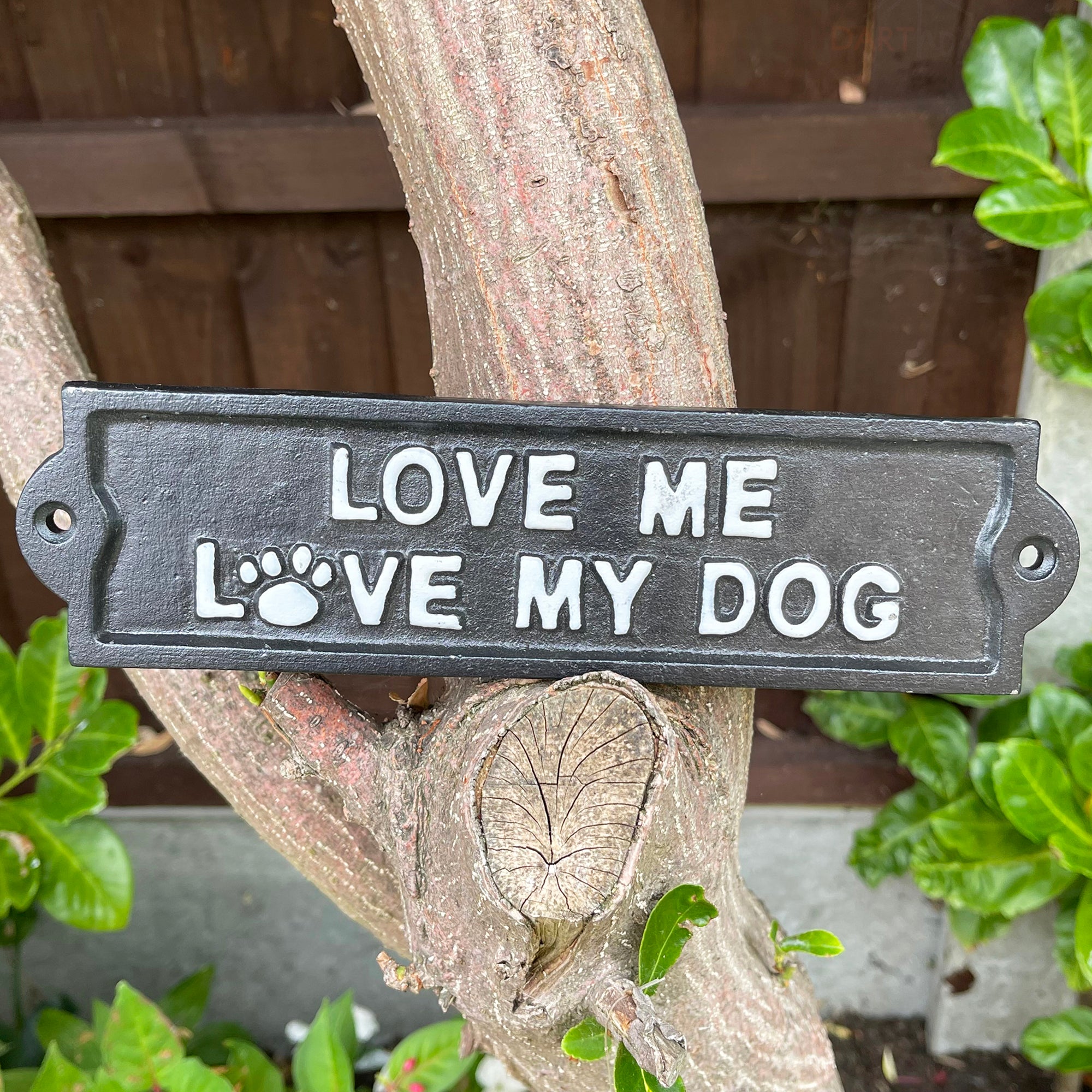Schwarzes Gusseisen-Wandschild „Love My Dogs“.