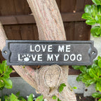 Schwarzes Gusseisen-Wandschild „Love My Dogs“.