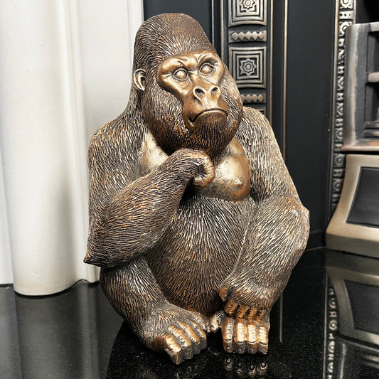 Sitzende goldene Gorilla-Statue