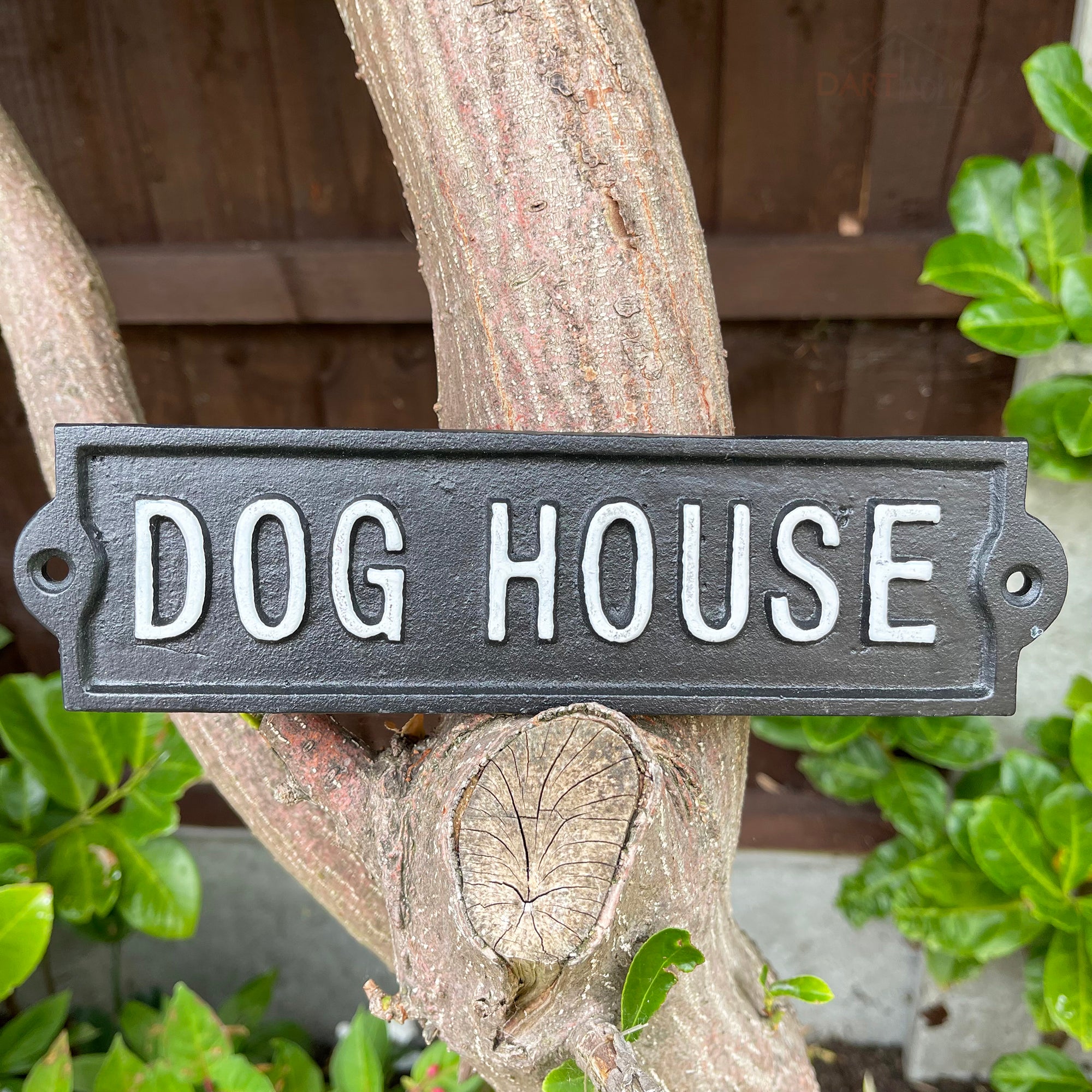 Schwarzes Hundehaus-Wandschild aus Gusseisen