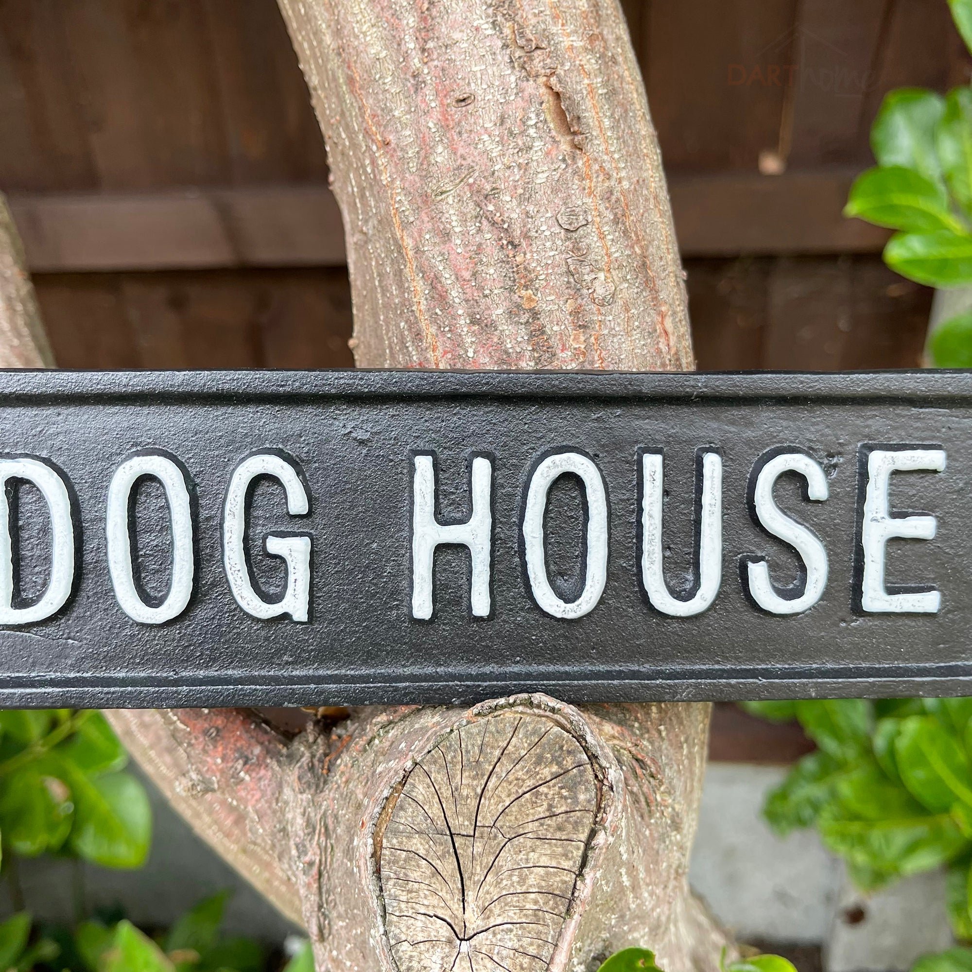 Schwarzes Hundehaus-Wandschild aus Gusseisen
