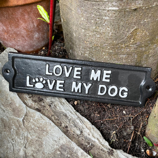 Schwarzes Gusseisen-Wandschild „Love My Dogs“.