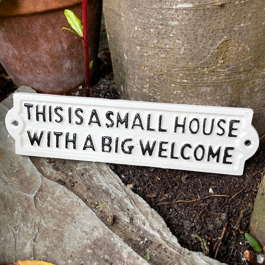 Kleines Haus, großes Willkommen, Wandschild aus Gusseisen