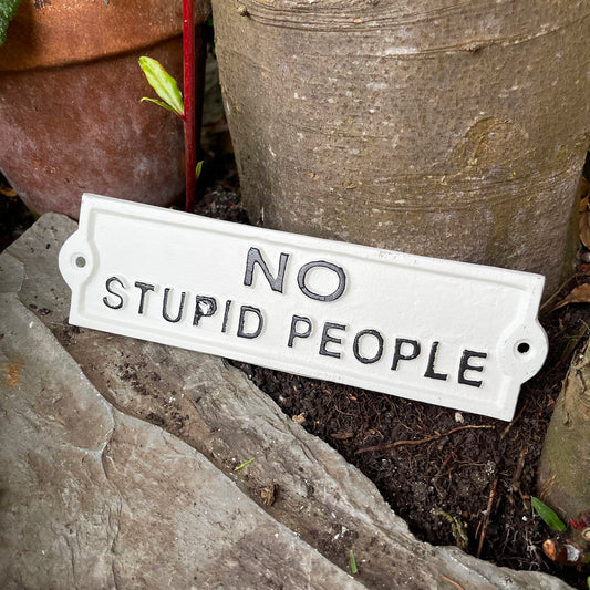 Weißes Gusseisen-Schild „Keine dummen Leute“.