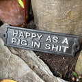Schwarzes Gusseisenschild „Happy As A Pig In Sh#t“.