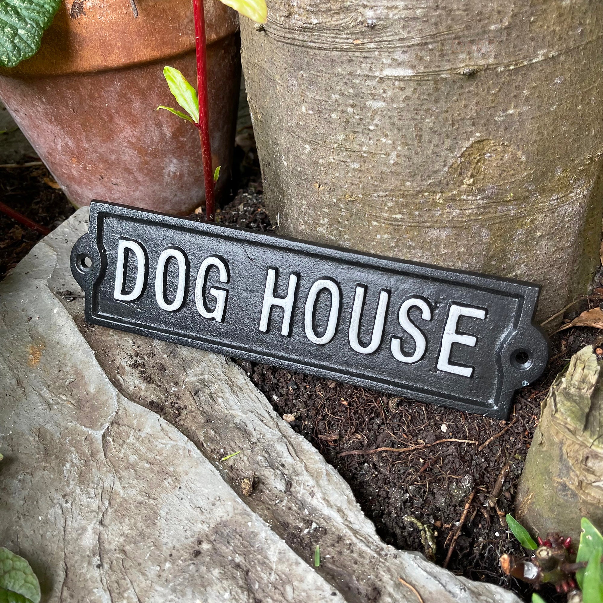 Schwarzes Hundehaus-Wandschild aus Gusseisen