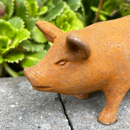Rostige Gartenstatue Schwein aus Gusseisen, 16 cm