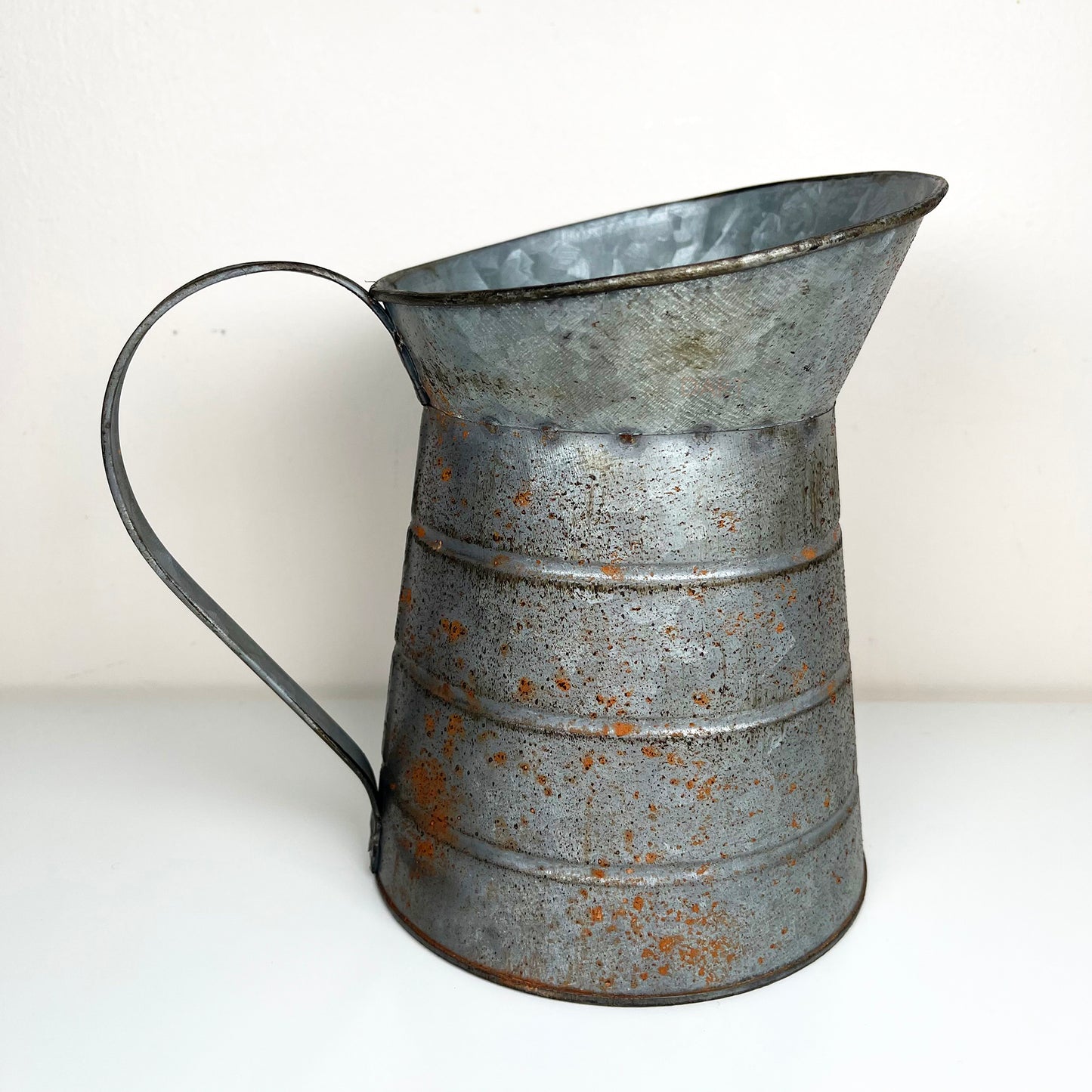 Antiker Metallkrug mit Rosteffekt, künstliche Blumenvase, 19 cm