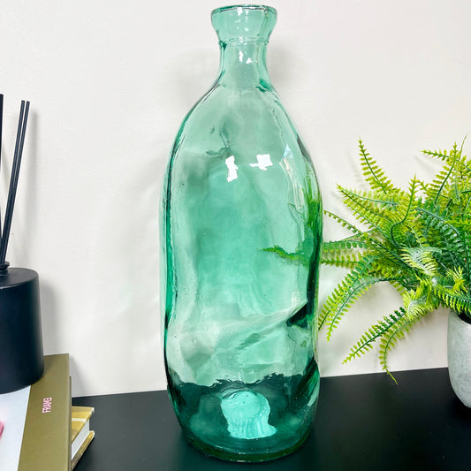 Hohe Flaschenvase aus recyceltem Glas